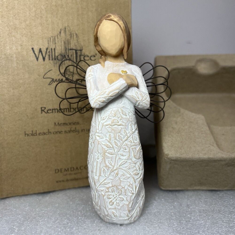 NEW Willow Tree REMEMBRANCE Angel Figurine w/ Heart Demdaco 26247